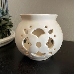 💙 PartyLite Linen Flowers Ivory Ceramic Cut-Out Round Candle Holder # PO172